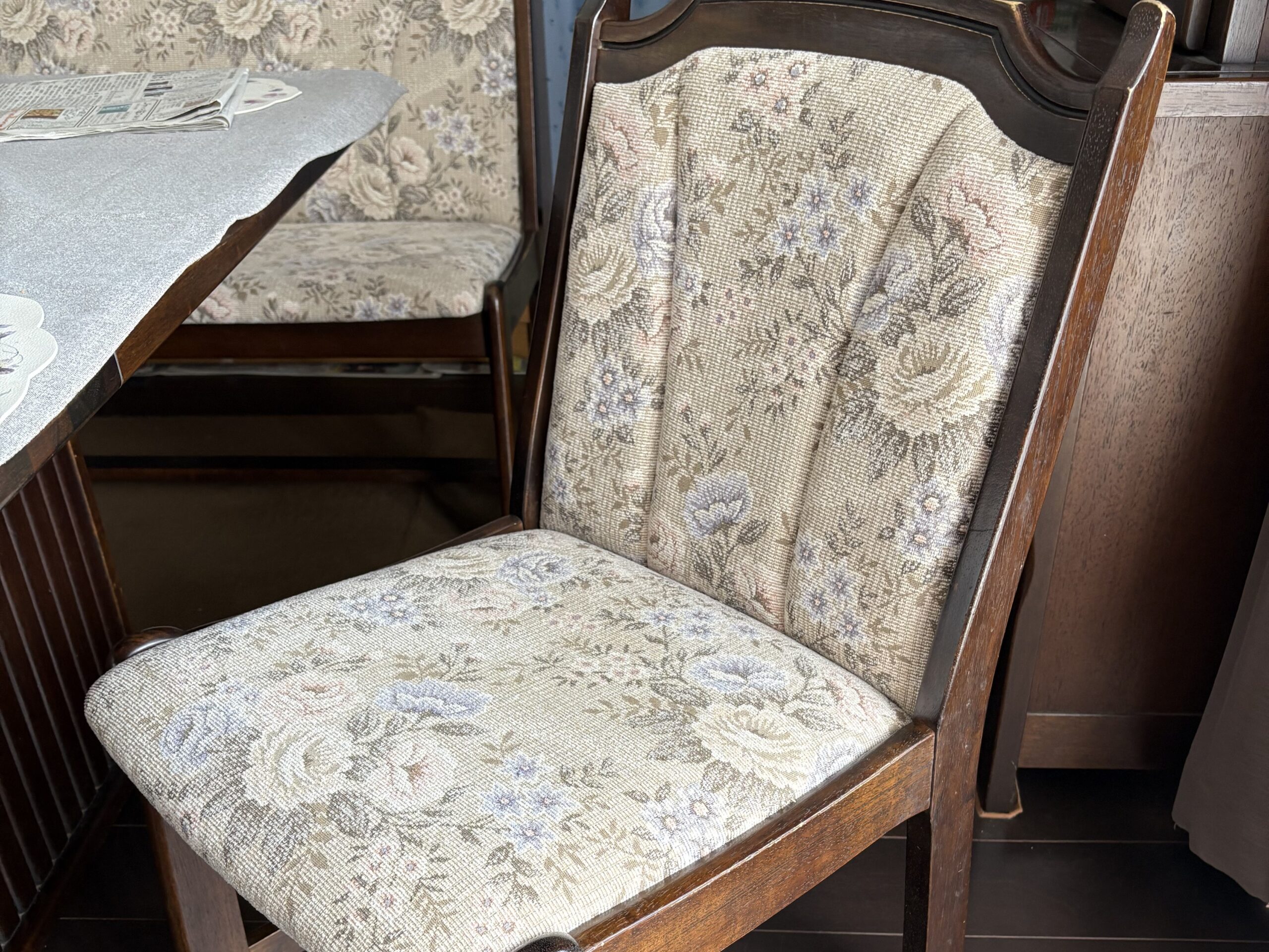 【グレースなデザインを楽しむ】ダイニング椅子生地張替、ウレタン交換