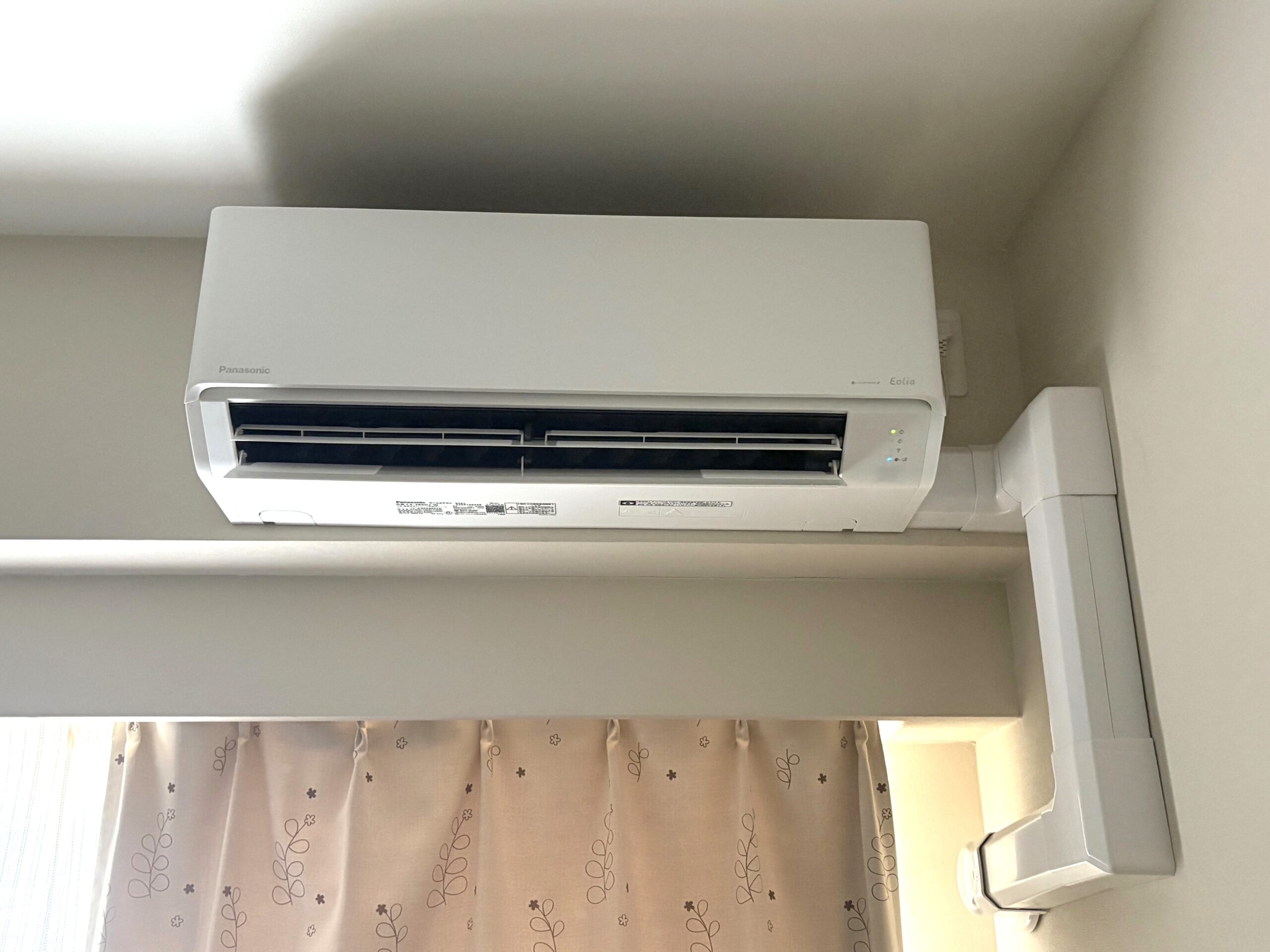 【配管カバーでスタイリッシュに】マンションの居室エアコン交換