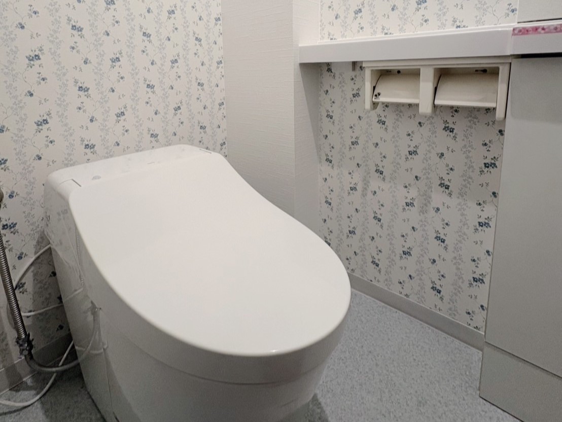 【ホワイト×ブルーで爽やかに】マンショントイレ交換、内装